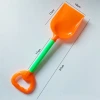 كما تجرف الشواطئ الملونة أطفال يلعبون بأدوات اللعب بالرمل Specification image